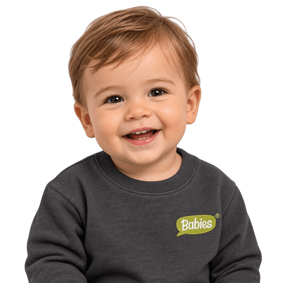 Bebé sonriente con sudadera de Nativo Babies, escuela infantil en inglés en Granada