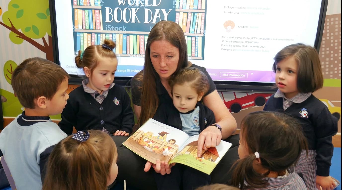 Asamblea infantil con canciones y vocabulario en inglés